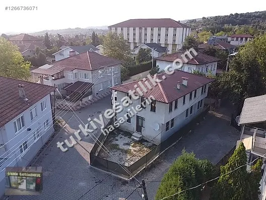 HENDEK DEREBOĞAZINDA ESKİ YAPILI 336 m² EVLİ ARSA!